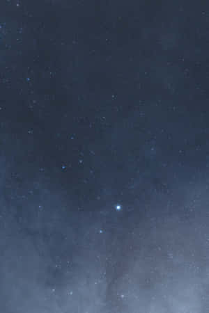 一個有宇宙塵埃雲和明亮星星的星空夜空。 — 月色夜空 壁紙