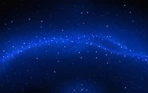 深邃的藍色夜空，有星星和一道發光彎曲星雲。 — 夜空 壁紙