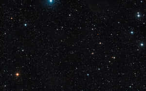 繁星點點的夜空，明亮與暗淡的星星散落在黑暗的虛空中。 — 銀河系 壁紙