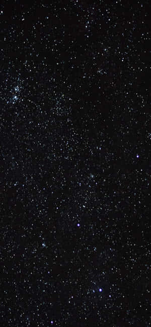 一個繁星點點的夜空，有發光的星雲和無數的星星。 — iPhone 17e 壁紙