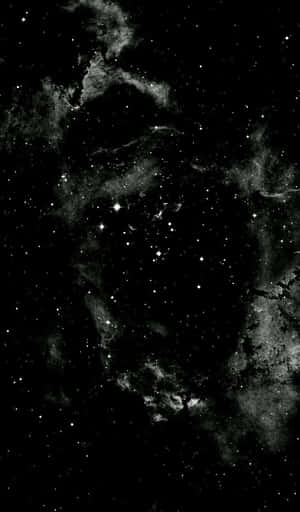 深空中星星和宇宙雲的黑白視圖。