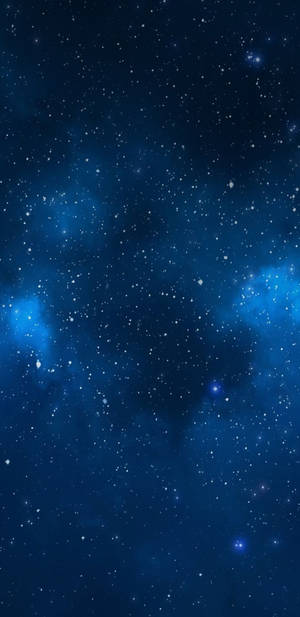 廣闊藍色星場，帶有發光星雲和散落星星，在深空之中。 — 深藍色 壁紙