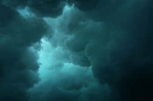 帶有青色光線穿透的黑暗暴風雲