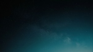 銀河系在深青色夜空中閃耀，伴隨著無數星辰。