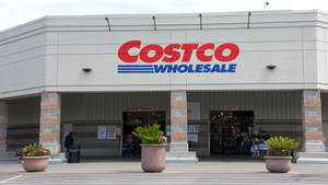 Costco Wholesale 商店入口，人們進出