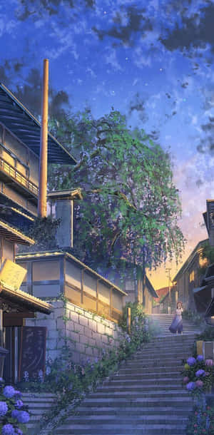 一名女子在暮色天空下走過傳統房屋，登上石階，旁邊有紫色花朵。