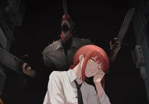 紅發動漫女孩微笑,身後在黑暗的工業空間中潛伏著一個手持電鋸的怪物。