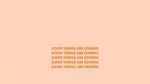 文字桌布，在桃色背景上以橙色重複顯示「Good things are coming」這句話。