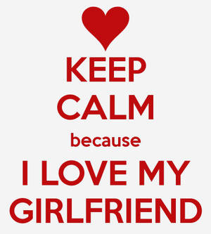 紅色文字海報，上面寫著「Keep calm because I love my girlfriend」，並帶有心形符號。 — 窩心語錄 壁紙