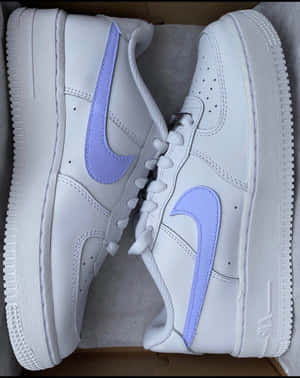 鞋盒內帶有薰衣草色剔號的白色Nike波鞋。
