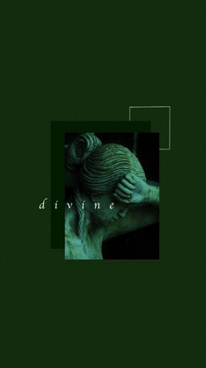 一個藍綠色的女性雕像，手抱著頭，上面覆蓋著「divine」字樣。