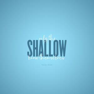 一個藍色背景，上面有奧斯卡·王爾德的引文 only the shallow know themselves，使用混合字體。