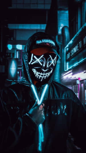 夜晚在霓虹燈照亮的小巷中，戴著發光面具和連帽衫的人。 — 鬼滅之刃面具 壁紙