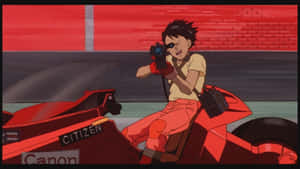 動漫男孩騎著紅色電單車，帶著兇猛表情瞄準相機。