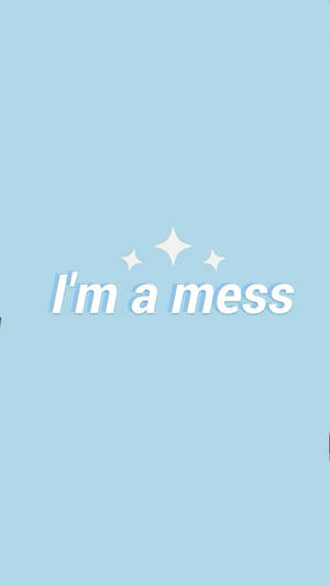 淺藍色背景，白色文字寫著「I'm a mess」，並有小閃光。 — 霓虹藍色美學 壁紙