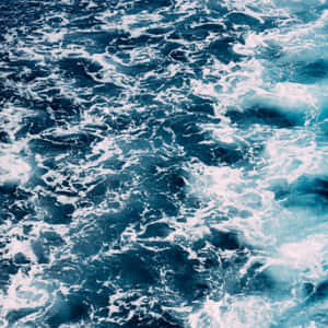 翻騰的海浪，深藍海水與白色泡沫。