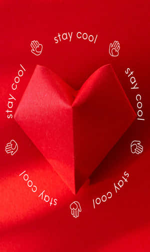 紅色摺紙心形，帶有「stay cool」文字和手部圖示，置於紅色背景上。