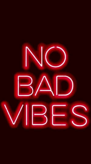 紅色霓虹燈牌在黑暗背景上顯示「no bad vibes」。