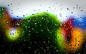 玻璃上的雨滴，背景模糊色彩繽紛