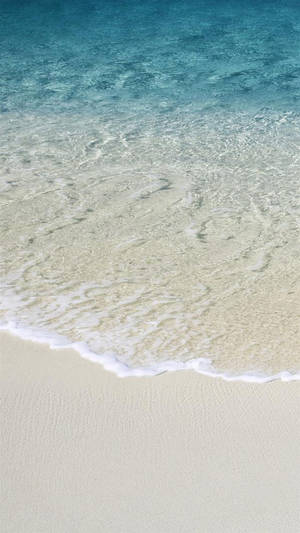 溫柔的海浪沖刷著白色沙灘