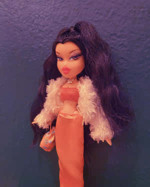 Bratz 公仔穿著帶毛茸茸領子的桃色服裝，拿著小包包，背景是紫色牆壁
