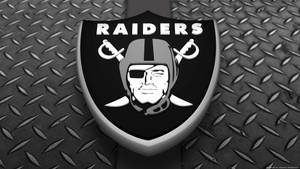 Raiders 足球隊標誌在菱形板金屬背景上