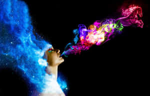 一個人呼出形狀像星雲和馬的彩色宇宙煙霧。