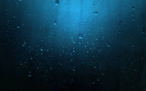 窗戶上的雨滴，藍光穿透而過