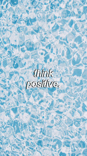 藍色水面的漣漪，帶有白色文字寫著think positive — 藍色 壁紙