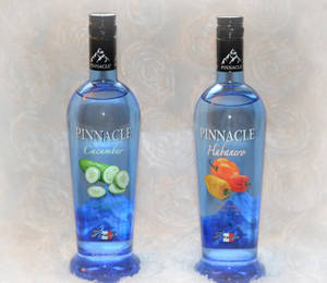 兩支藍色Pinnacle伏特加酒瓶，一支青瓜一支哈瓦那辣椒味