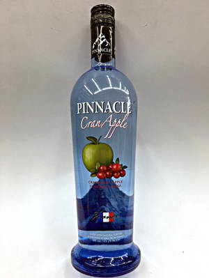 藍色Pinnacle CranApple風味伏特加瓶，帶有蘋果和蔓越莓圖案。