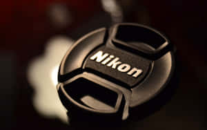 Nikon相機鏡頭蓋的特寫，光線柔和，背景模糊。
