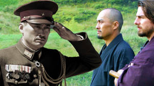 日本軍官在草地上於僧侶和鬍鬚男旁邊敬禮。