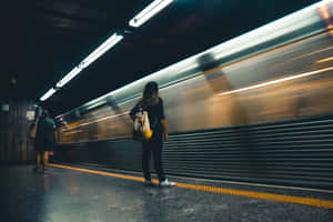 在地鐵月台上等候的人，列車以動態模糊駛過。