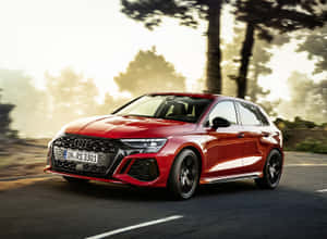 紅色 Audi RS3 Sportback 在陽光明媚的道路上行駛，背景有樹木。