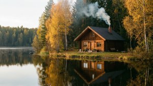 湖邊舒適小屋，被秋樹環繞，煙囪冒煙。 — 湖 壁紙