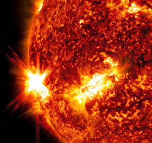 太陽耀斑從太陽表面在太空中爆發 — 太陽 壁紙