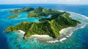 熱帶島嶼，擁有白色沙灘和碧綠海水，被珊瑚礁環繞。