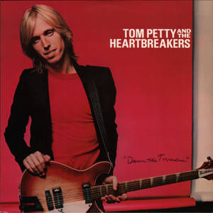 Tom Petty 在紅色專輯封面上手持結他。