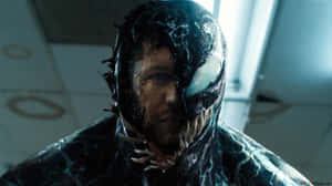 Venom 半邊臉被黑色共生體覆蓋，發出白光的眼睛和尖銳的牙齒。