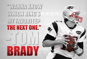 Tom Brady 手持美式足球，並帶有文字疊加。