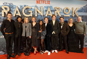 《諸神黃昏》演員在Netflix活動中於紅地毯上擺姿勢。