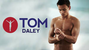 Tom Daley，奧運跳水選手，在比賽前調整腕帶。