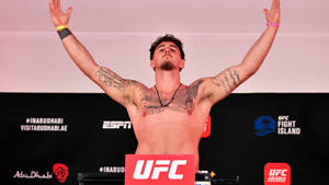 UFC拳手在阿布扎比稱重活動中慶祝勝利。