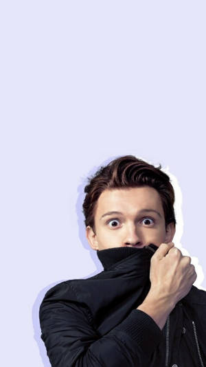 年輕男子在薰衣草背景前，帶著驚訝表情從外套領子上方窺視。