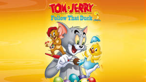 Tom Jerry 和一隻小鴨用畫筆繪畫彩色雞蛋。
