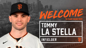 棒球運動員Tommy La Stella身穿巨人隊球衣，城市天際線上方有歡迎文字。