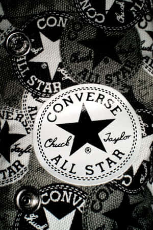 帶有孔眼和重複標誌的Converse All Star品牌布料的特寫。