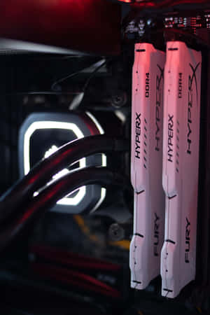 電腦機箱內帶紅色LED照明的白色HyperX RAM模組。