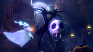 Jack Skellington 和他的幽靈狗 Zero 在萬聖節夜晚的墓地中。